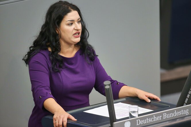 Eine Frau hält eine Rede