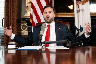 J.D. Vance moderiert eine Folge der "Charlie Kirk Show" im Weißen Haus