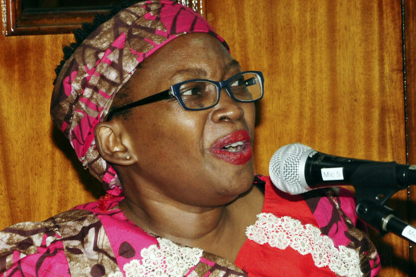 Stella Nyanzi bei einer Rede am Mikrofon.