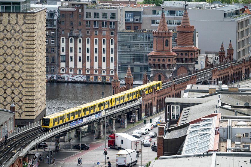 Eine Luftaufnahme von einer U-Bahn, die von der U-Bahn Station Warschauer Straße über die Oberbaumbrücke in Richtung Kreuzberg fährt.