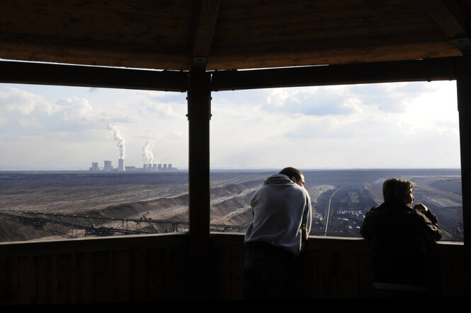 Aussichtsplattform am Braunkohletagebau Nochten mit Wärme-Kraftwerk Boxberg