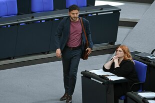 Felix Banaszak läuft durch den Plenarsaal des Bundestags