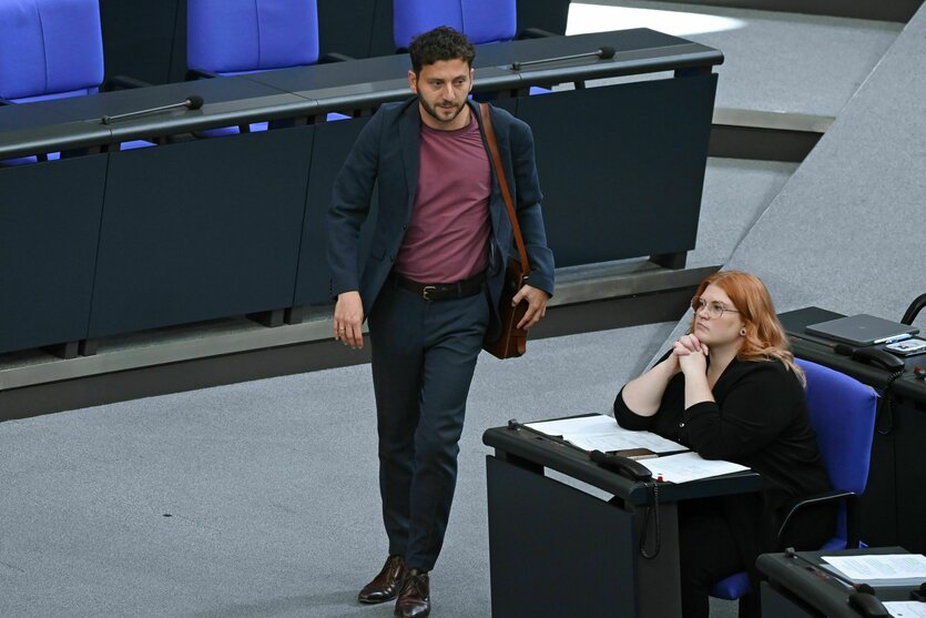 Felix Banaszak läuft durch den Plenarsaal des Bundestags