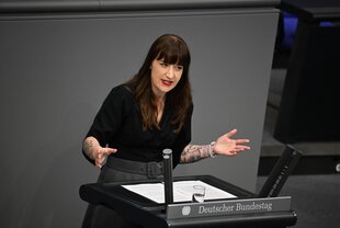 Heidi Reichinnek am Pult, gestikulierend