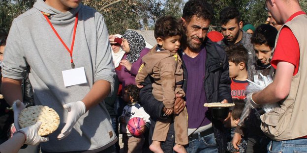 Helfer und Flüchtlinge auf Lesbos