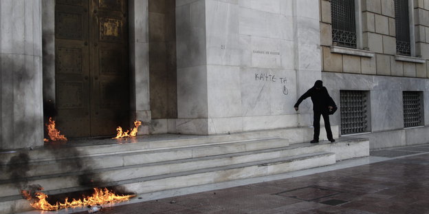 Feuer im Eingang einer Bank