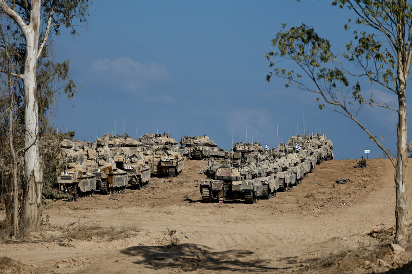 Eine israelische Panzerkolonne steht an einem Hang