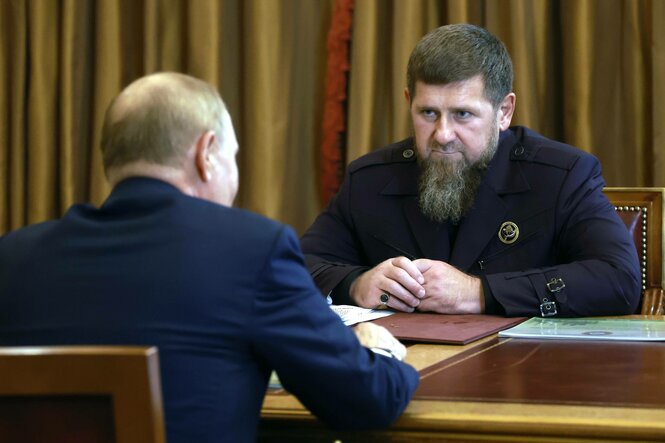 Kadyrov sehr ernst, an einem Tisch, Putin den Rücken zu uns