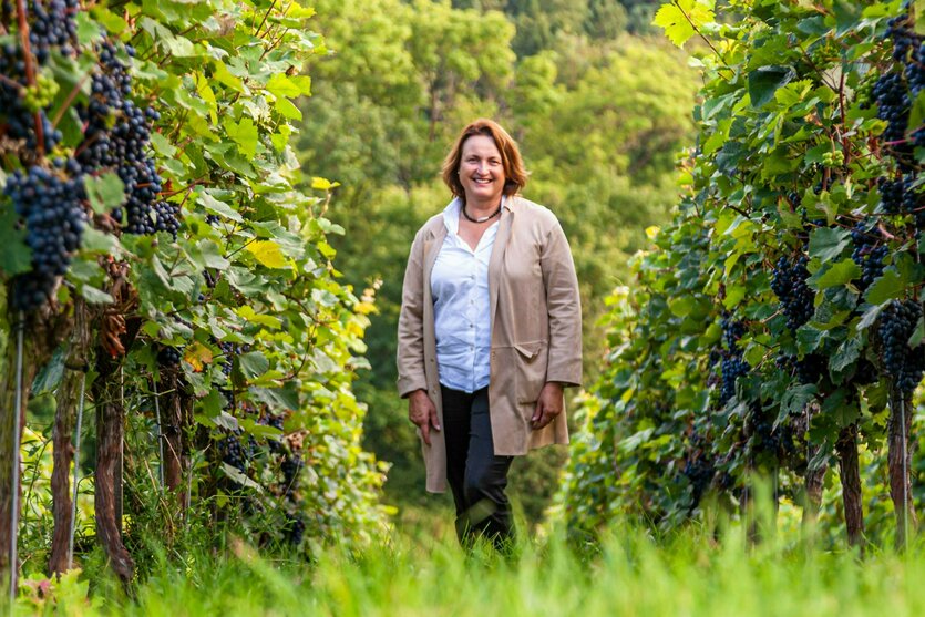 Porträt von Andrea Wirsching im Weinberg.