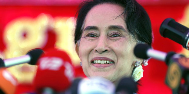 Aung San Suu Kyi lacht