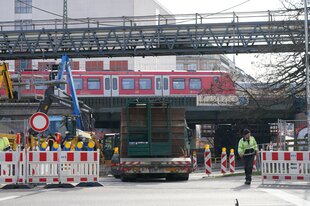 S-Bahn fährt über eine Brücke, an der gebaut wird