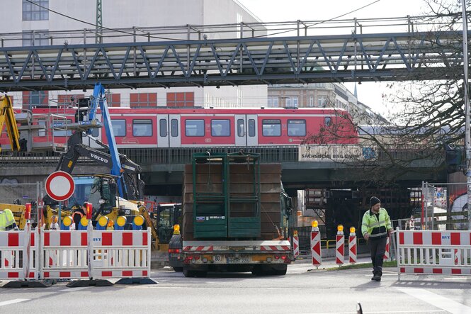 S-Bahn fährt über eine Brücke, an der gebaut wird