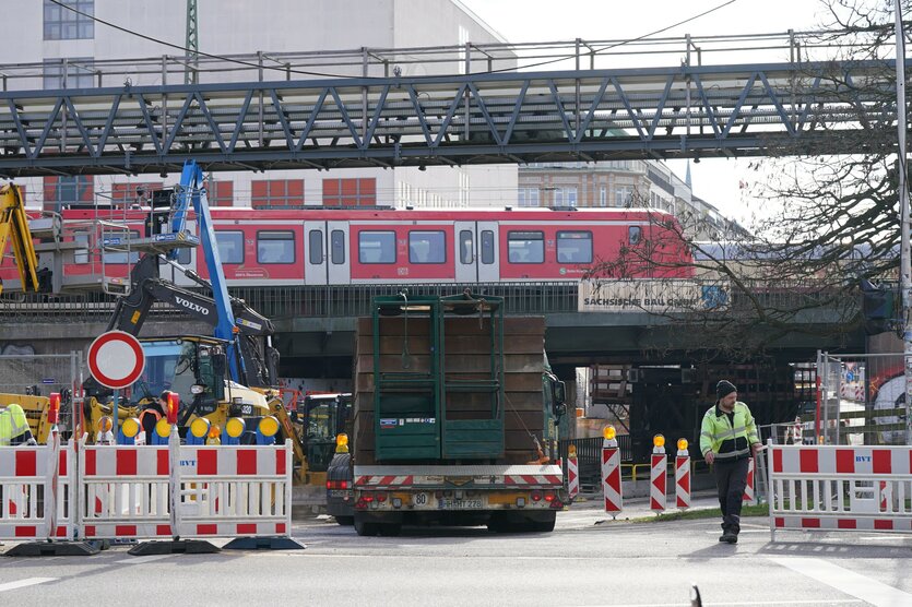 S-Bahn fährt über eine Brücke, an der gebaut wird
