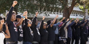University of California: StudentInnen zeigen Solidarität mit den Protesten in Missouri