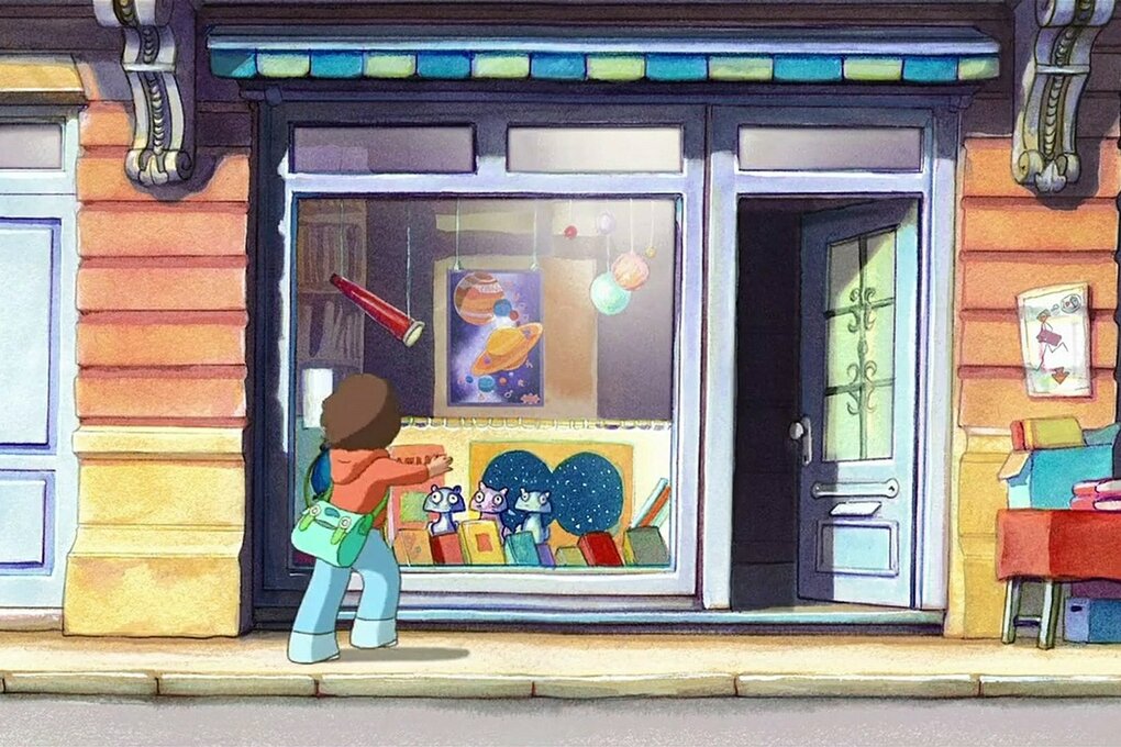 Ein Mädchen vor einem Schaufenster