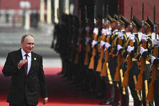 Putin schreitet eine Ehrenformation in China ab und ist sichtlich erfreut.
