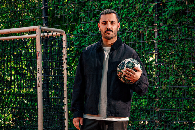 Porträt von Fikri Anıl Altıntaş auf dem Fussballplatz.
