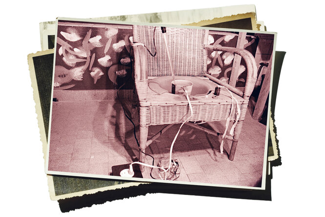 Bilderstapel, das oberste Bild zeigt einen Hodenbadestuhl.