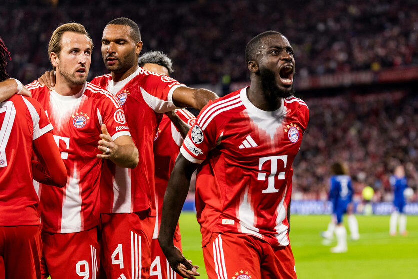 Mehrere Männer in Bayern-Trikots jubeln