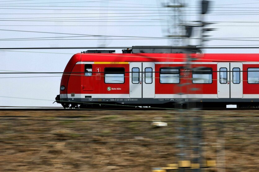 Eine S-Bahn unterwegs