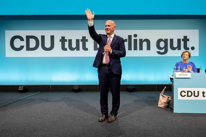 Das Bild zeigt Kai Wegner nach seiner Wiederwahl als Landesvorsitzender der Berliner CDU beim Landesparteitag