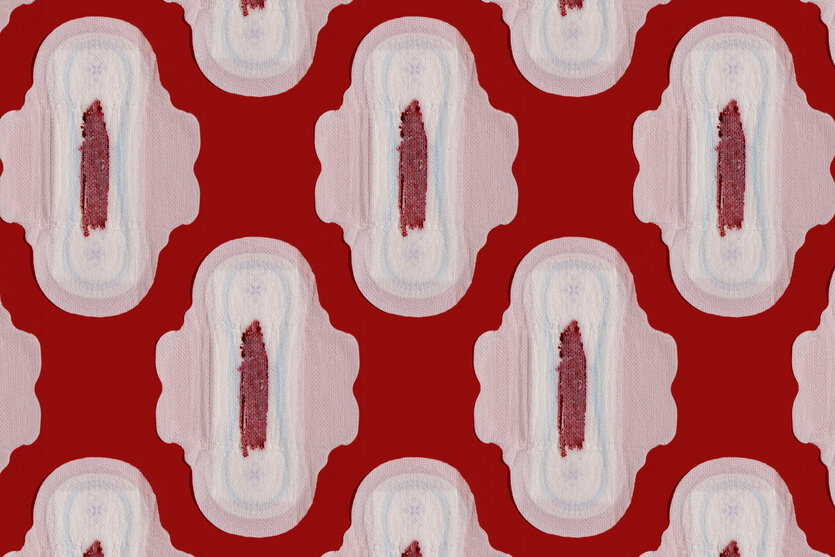 ein Muster aus vielen Menstruationspads mit Blut darauf