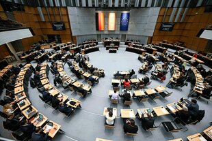Das Bild zeigt einen Blick in den Plenarsaal des Berliner Abbeordnetenhauses.