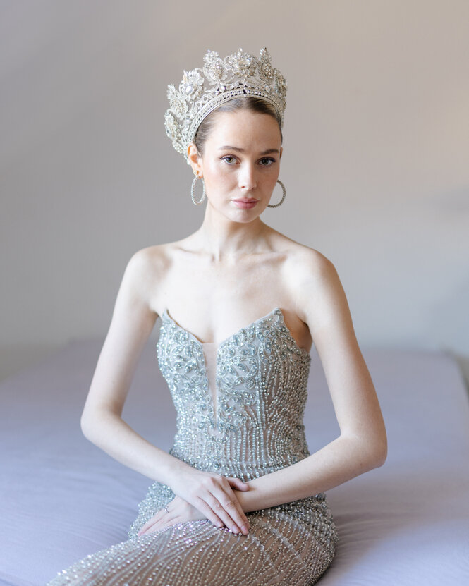 Frau mit weißem Kleid und Krone