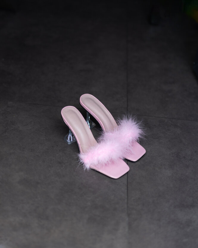 Hohe Schuhe mit Federn