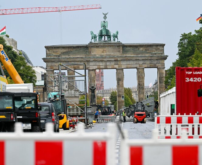 Das Foto zeigt das Brandenburger Tor von Westen, wo das Ziel des Berlin-Marathonas ist.