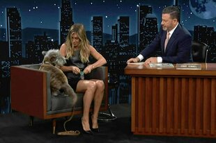 Jimmy Kimmel im Studio mit Jennifer Aniston, die ihren Hund dabei hat, der mit ihr auf dem Sessel sitzt