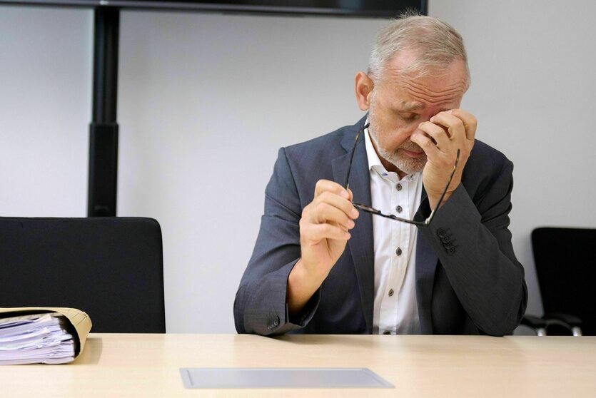 Der Gynäkloge Joachim Volz sitzt vor der Urteilsverkündung im Gerichtssaal.