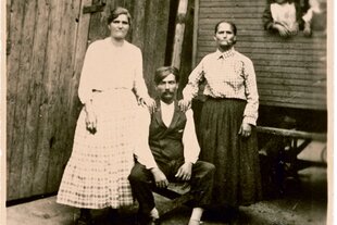 Charlotte Rosenberg, die Großmutter von Otto Rosenberg mit Schwester und Bruder im Lager Marzahn