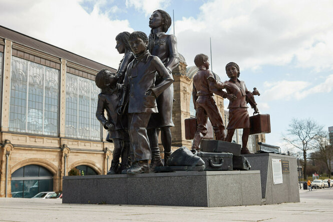 Blick auf das Denkmal «Kindertransport - Der letzte Abschied» auf dem Dag-Hammarskjöld-Platz vor dem Südausgang des Bahnhofs Hamburg Dammtor.