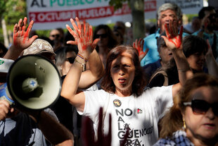 Menschen in Madrid protestieren in Madrid gegen den Krieg Israels in Gaza