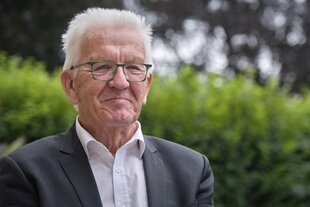 Ein Portrait von Winfried Kretschmann draußen im Freien.