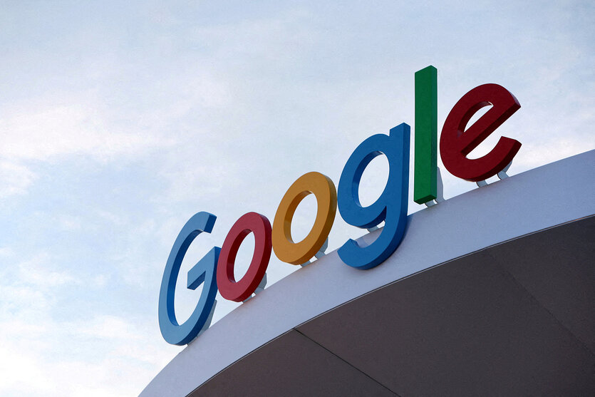 Logo von Google steht auf einem Dach