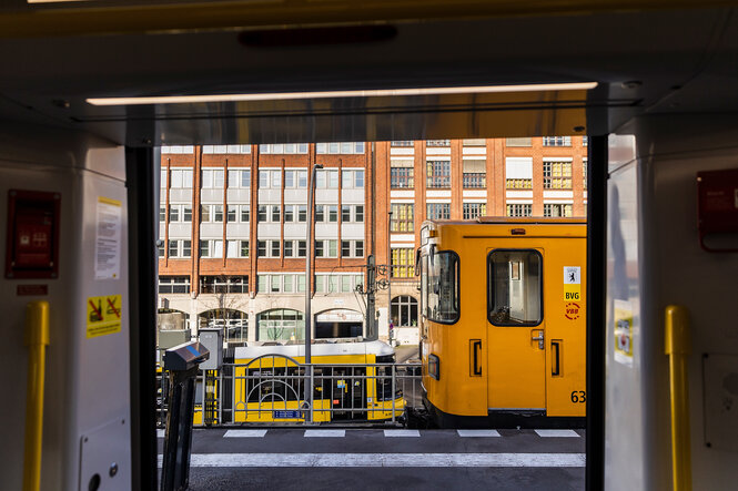 Eine U-Bahn hält an der U-Bahn Station Warschauer Straße