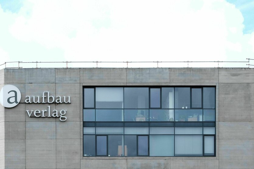 Gebäudeansicht vom Aufbau-Verlag -grauer Beton