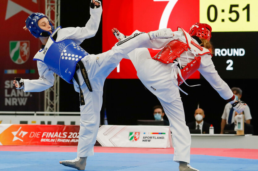 Zwei Kämpferinnen beim Taekwondo