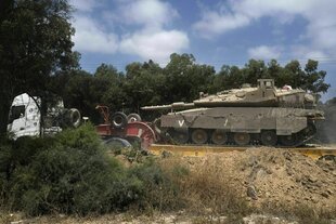 Ein israelischer Merkava-Panzer der IDF wird auf einem Pritschenwagen abtransportiert