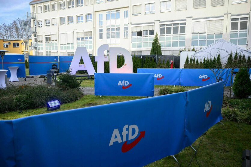 Im Garten vor der Fassade der Bundesgeschäftsstelle der AfD stehen viele Stellwände mit dem Logo der AfD , dazwischen vereinzelte Stehtische
