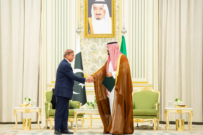Der pakistanische Premier Shehbaz Sharif und der saudische Kronprinz Mohammed bin Salman geben sich Hand