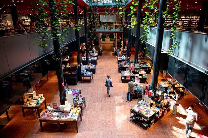 Blick in ein Berliner Buchkaufhaus