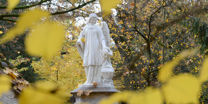 Engelsfigur auf einem Friedhof