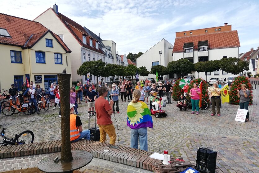 Menschen auf dem Marktplatz in Schleswig