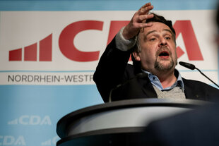 Mann gestikuliert