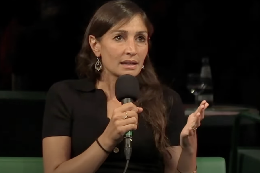 Gilda Sahebi hält ein Mikrofon in der Hand
