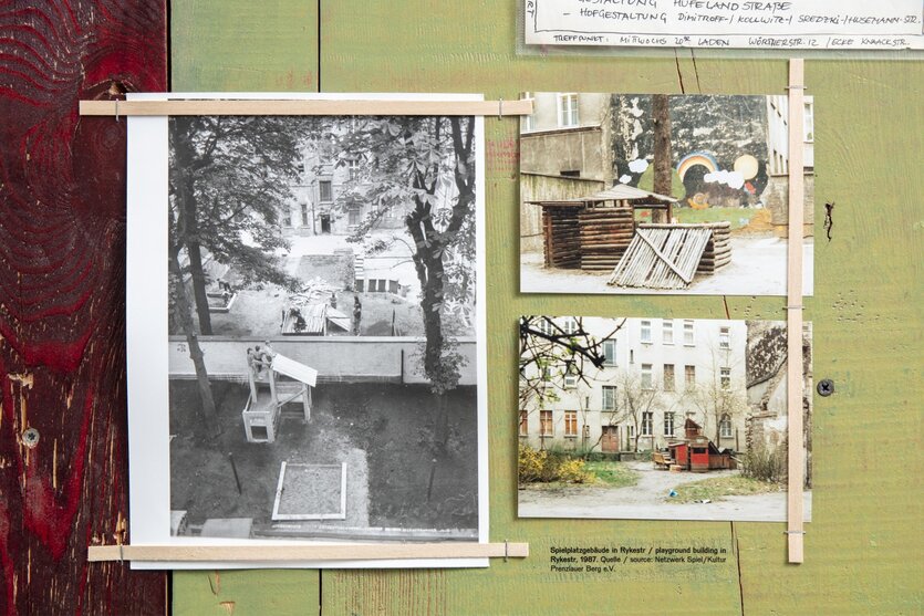 Ausstellungsexponat: ein schwarz weiß Foto zeigt einen Spielplatz und eine Holzhütte in der Prenzlberger Rykestr