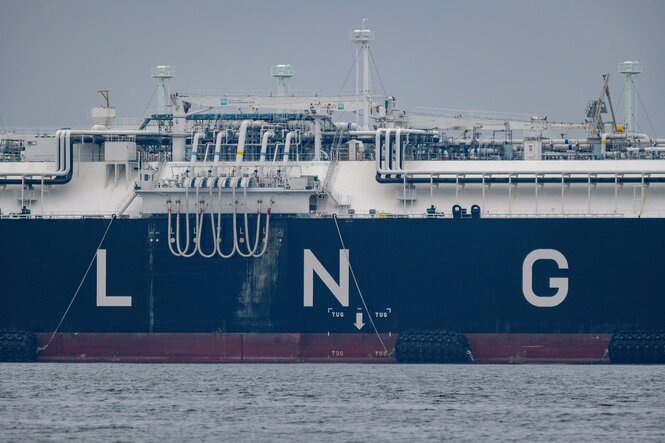 stark angeschnittenes Schiff mit Aufschrift LNG